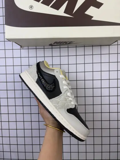 耐克 乔丹Air Jordan 1 Low AJ1 乔1 乔丹1代aj1 低帮复古文化休闲运动篮球鞋.该鞋款从 1985 年元年款汲取设计灵感,焕新演绎简约经典外观,让人感到熟悉的同时又颇具新意.缝线细节搭配后跟刺绣 Wings 标志,彰显 JORDAN 品牌与众不同的专属格调.皮革鞋面,塑就出众结构感与耐穿性.鞋底加入 Nike Air 缓震技术,造就轻盈缓震脚感,外底融入橡胶,铸就非凡抓地力,塑就日常佳选,后跟饰有 Wings 标志,鞋头打孔设计,泡绵中底. 货号:553558 编码093